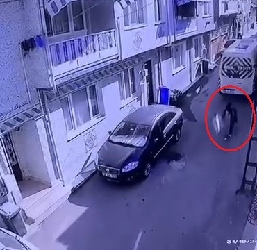 Geri manevra yapan servis minibüsü kadına çarptı