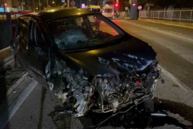 Gizli buzlanma sebebiyle kontrolden çıkan otomobil kaza yaptı: 1 yaralı