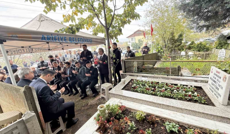 Görevi başında şehit edilen Kaymakam Safitürk, vefatının 8’inci yılında kabri başında anıldı