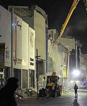 Güngören’de çöken binanın altında kalan işçiyi kurtarma çalışmaları 16 saattir sürüyor