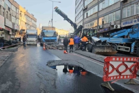Güngören’de çöken yolda sıkışan kamyon kurtarıldı