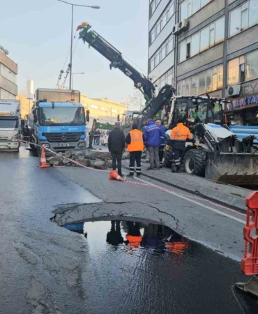 Güngören’de çöken yolda sıkışan kamyon kurtarıldı