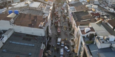 Güngören’de yıkımı gerçekleştirilen bina kısmen çöktü: 2 işçi göçük altında kaldı