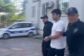 Gürültü yaptığı gerekçesiyle yumruk attığı küçük çocuğu yere fırlattı, o anlar kamerada