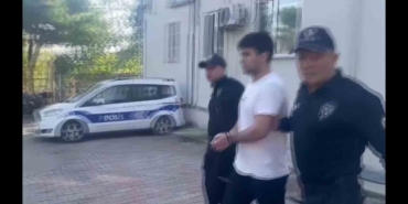 Gürültü yaptığı gerekçesiyle yumruk attığı küçük çocuğu yere fırlattı, o anlar kamerada