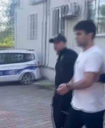 Gürültü yaptığı gerekçesiyle yumruk attığı küçük çocuğu yere fırlattı, o anlar kamerada
