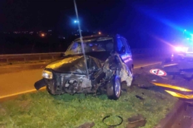 Hafif ticari araç refüje çıktı: 2 yaralı