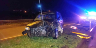 Hafif ticari araç refüje çıktı: 2 yaralı