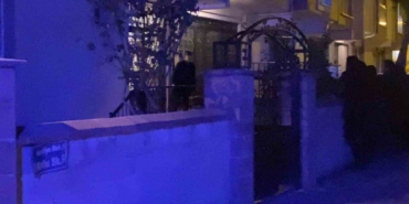 Harçlık alamadığı dedesini bıçaklayarak ağır yaraladı, kendisini apartmana kitledi