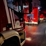 Hava almayan kömür sobası patladı, mahsur kalanları itfaiye kurtardı