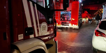 Hava almayan kömür sobası patladı, mahsur kalanları itfaiye kurtardı