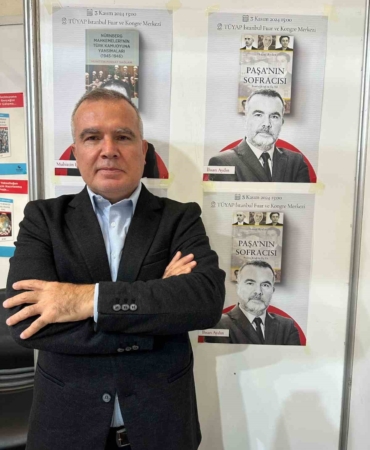 İhsan Aydın, İsmet İnönü ve ailesinin 3 yılını anlatan "Paşa’nın Sofracısı" kitabını okuyucuları için imzaladı