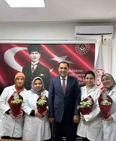 İl Müdürü Tükoğlu’ndan emekçi kadınlara çiçek jesti