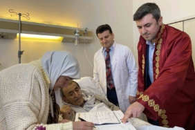 İnat uğruna ayrılmışlardı, 2’nci nikahları hastanede kıyıldı, 65 yaşındaki gelin çiçek atma hayalini de gerçekleştirdi