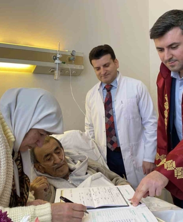İnat uğruna ayrılmışlardı, 2’nci nikahları hastanede kıyıldı, 65 yaşındaki gelin çiçek atma hayalini de gerçekleştirdi