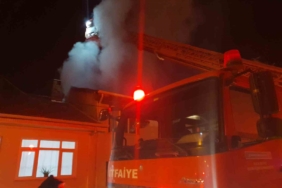 İnegöl’de 2 katlı ahşap bina alev alev yandı