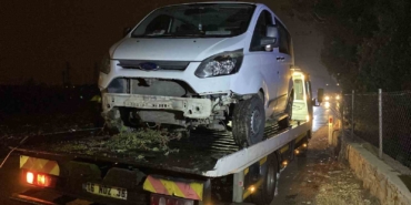 İnegöl’de kontrolden çıkan minibüs dere yatağına uçtu