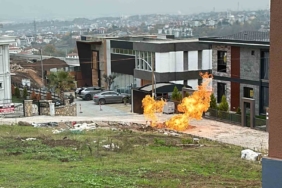 İş makinesi doğal gaz borusuna zarar verdi: Yükselen alevler korkuttu