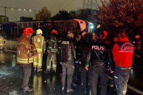 İstanbul Bayrampaşa’da yolcu otobüsü devrildi. Çok sayıda yaralı var