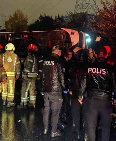 İstanbul Bayrampaşa’da yolcu otobüsü devrildi. Çok sayıda yaralı var