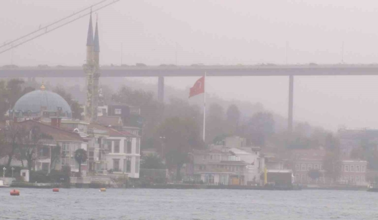 İstanbul Boğazı sise gömüldü