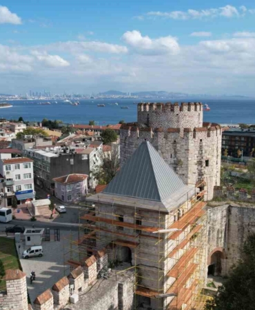 İstanbul siluetinin kaybolan parçaları tamamlanıyor: Tarihi Yedikule Hisarı’nın ilk külahı takıldı