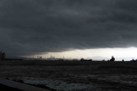 İstanbul’a kara bulutlar ile yağmurun gelişi görüntülendi