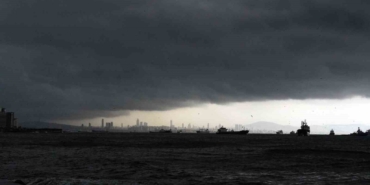İstanbul’a kara bulutlar ile yağmurun gelişi görüntülendi