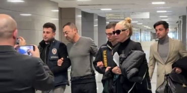 İstanbul’da ‘yasadışı bahse teşvik’ iddiasına yönelik başlatılan soruşturmada kapsamında gözaltına alınan şarkıcı Serdar Ortaç, tutuklanması talebiyle mahkemeye sevk edildi.