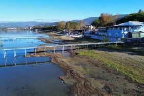 İznik Gölü’nün en büyük iskelesi de karaya oturdu
