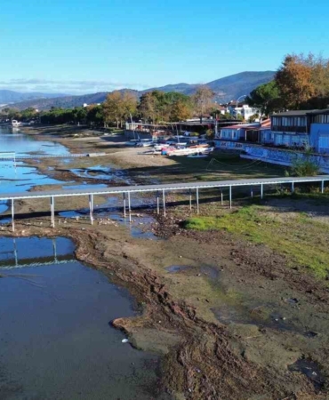 İznik Gölü’nün en büyük iskelesi de karaya oturdu