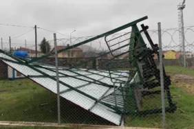 İznik İlçe Stadyumu’nda şiddetli rüzgar tribünü yıktı