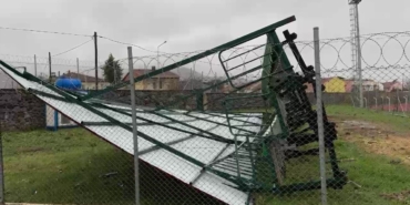 İznik İlçe Stadyumu’nda şiddetli rüzgar tribünü yıktı