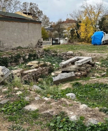 İznik’te tarihi mezarlık harabeye döndü