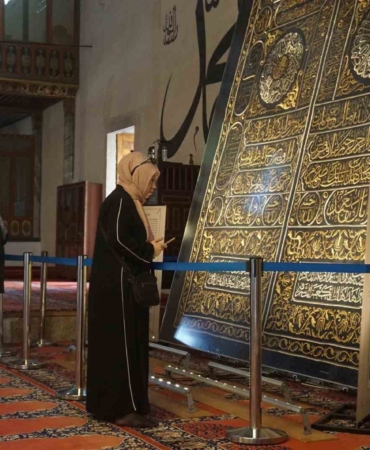 Kabe kapısının örtüsü Edirne’de sergilenmeye başlandı
