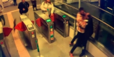 Kadıköy Marmaray’da güvenlik görevlisi tartıştığı yolcuyu vurdu, o anlar kamerada