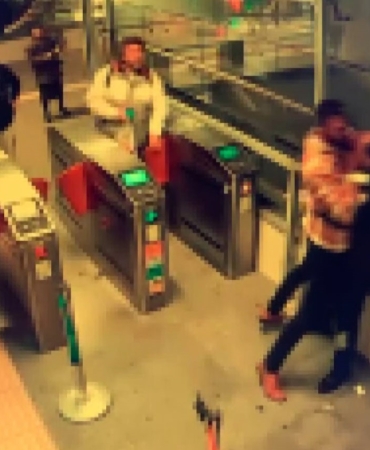 Kadıköy Marmaray’da güvenlik görevlisi tartıştığı yolcuyu vurdu, o anlar kamerada