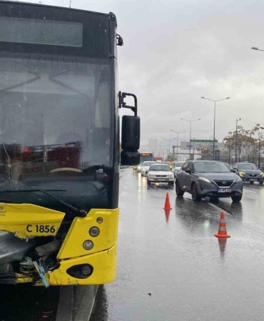 Kadıköy’de bariyerler İETT otobüsüne ok gibi saplandı