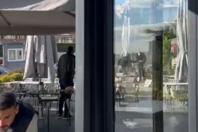 Kafede oturan husumetlisini bacağından vurdu; o anlar kamerada