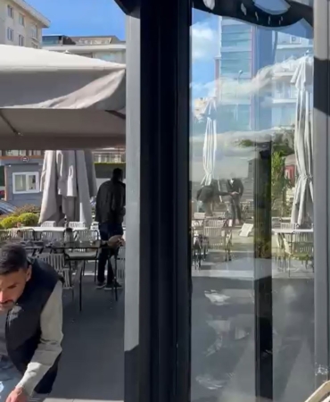 Kafede oturan husumetlisini bacağından vurdu; o anlar kamerada