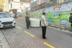 Kağıthane’de elektrikli mini otomobil kaldırıma çarpıp devrildi