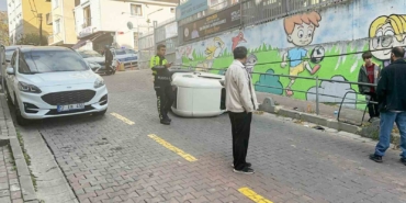 Kağıthane’de elektrikli mini otomobil kaldırıma çarpıp devrildi