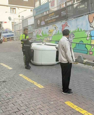Kağıthane’de elektrikli mini otomobil kaldırıma çarpıp devrildi