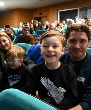 Kalbimdeki Pervane’yi minikler aileleri ile birlikte izledi