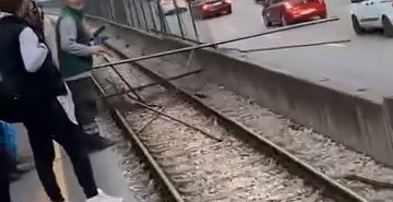 Kamyondan düşen demirler trafik ve metro seferlerini aksattı