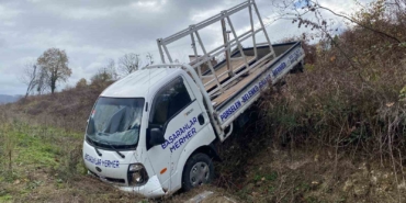 Kamyonet 50 metrelik uçuruma uçtu: Sürücü ağır yaralı