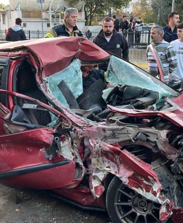 Kamyonete çarpan otomobil hurdaya döndü: 1 yaralı