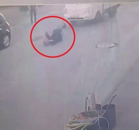 Kamyonetin çarptığı yaşlı kadın böyle savruldu