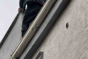 Karısını kemerle boğarak öldürdü, çatıya çıkıp intihar etmek istedi