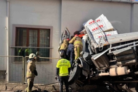Kartal’da kontrolden çıkan tır eve girdi: 1 yaralı